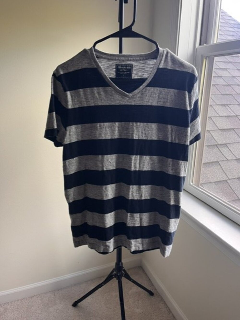 Abercrombie & Fitch Gray Navy Striped V-Neck Tee Size Small